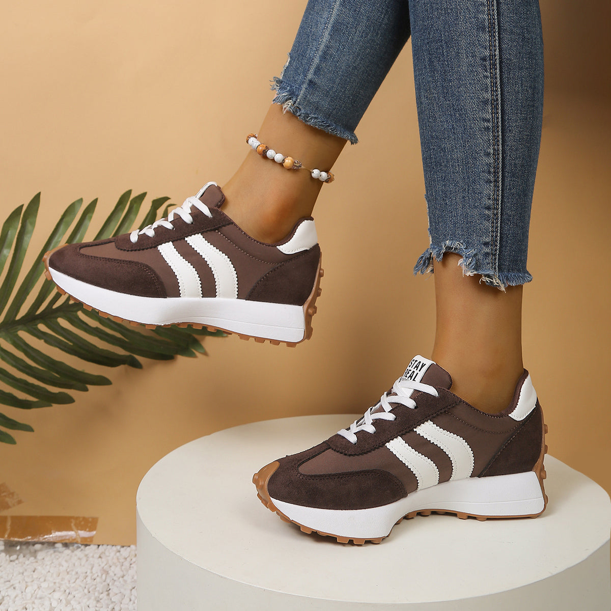 🔥 Sleva 50 % pouze dnes! Nenechte si to ujít! ⏰ Ergonomicky navržená ortopedická obuv – zajišťuje přirozenou oporu klenby 👞 Účinně zmírňuje bolesti nohou